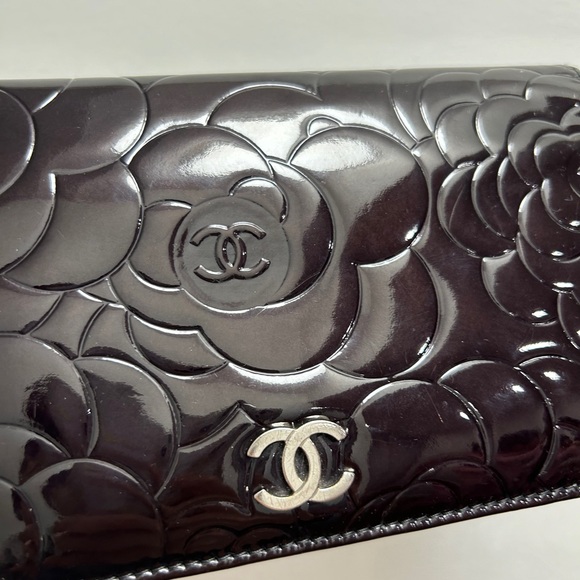 Chanel Black Camellia Wallet - Picture 3 of 9